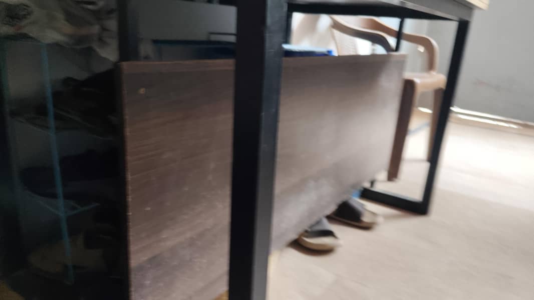 computer table with MS frame good condition 1