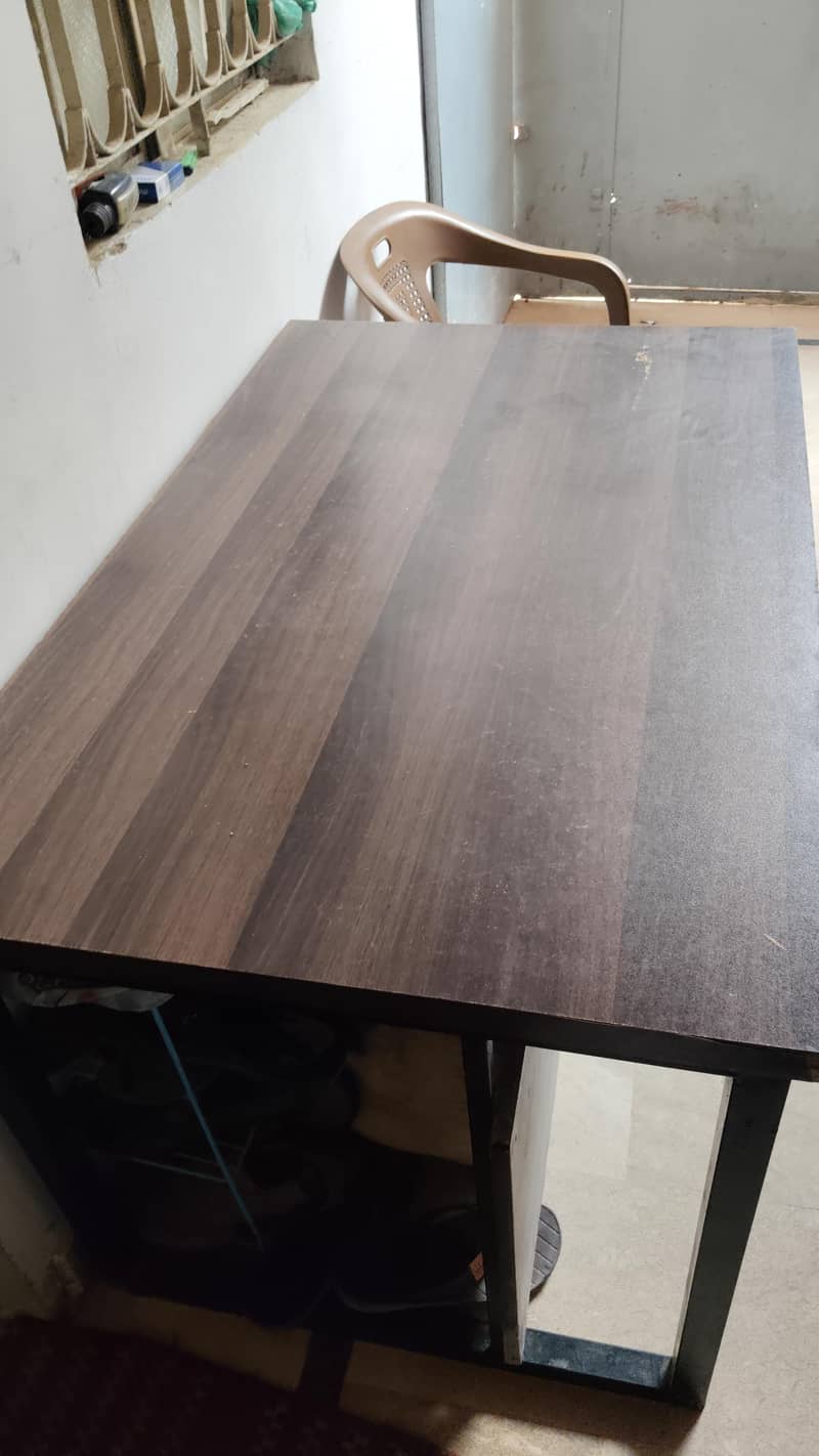 computer table with MS frame good condition 2