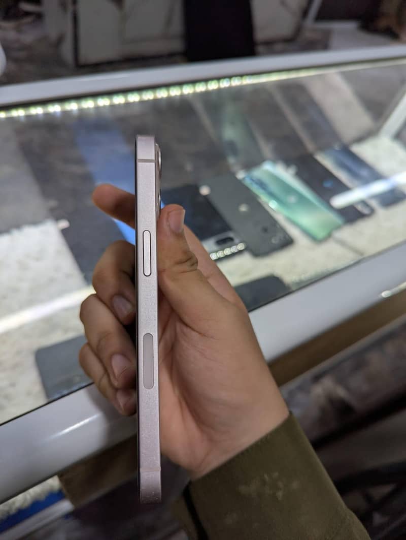 Apple iPhone 13 4
