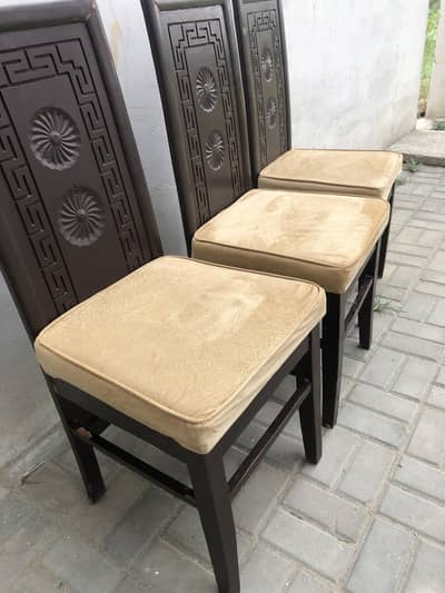 Dinning table with 6x chairs good condition for sale located 25 Area