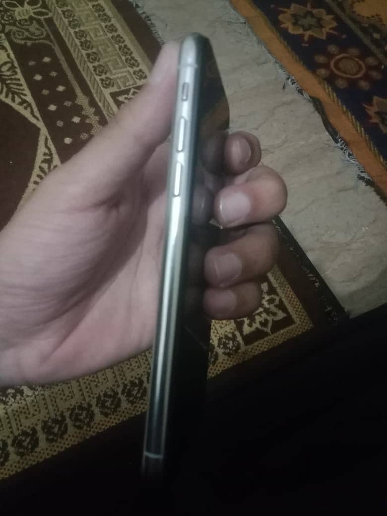 Apple iPhone X 4