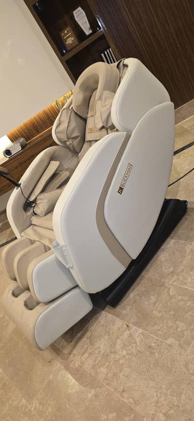 JC BUCKMAN Luxury Full Body Massage Chair