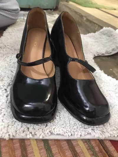 Square toe Mary Jane pumps