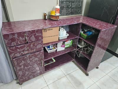 Laminated lasani stand with a floral pattern and wheels for mobility