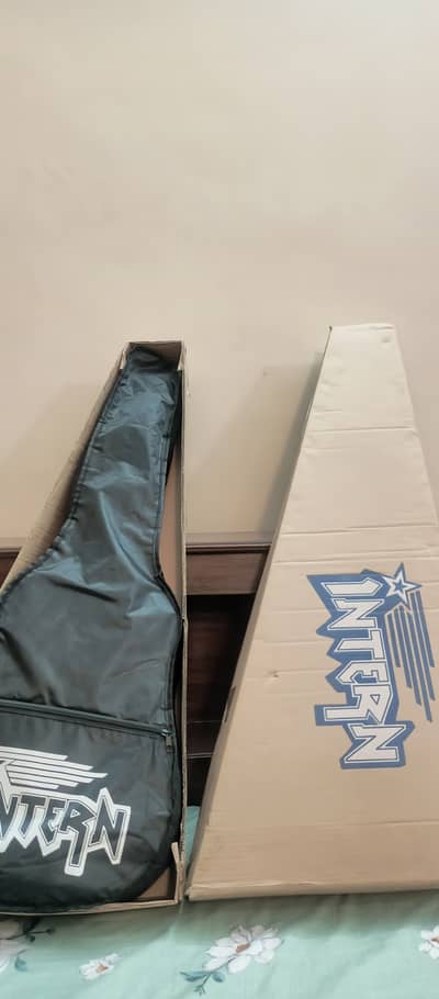 (Intern) Matte black acoustic guitar for sale