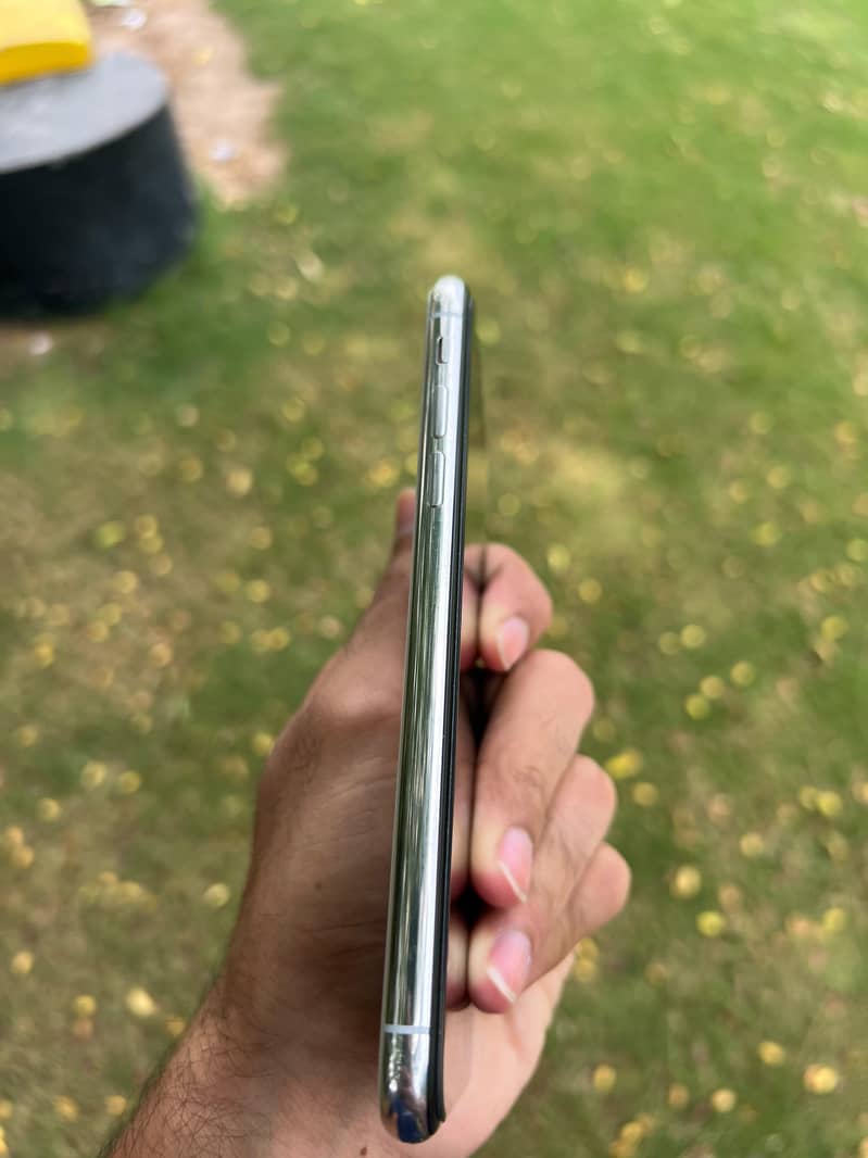 Apple iPhone X 4
