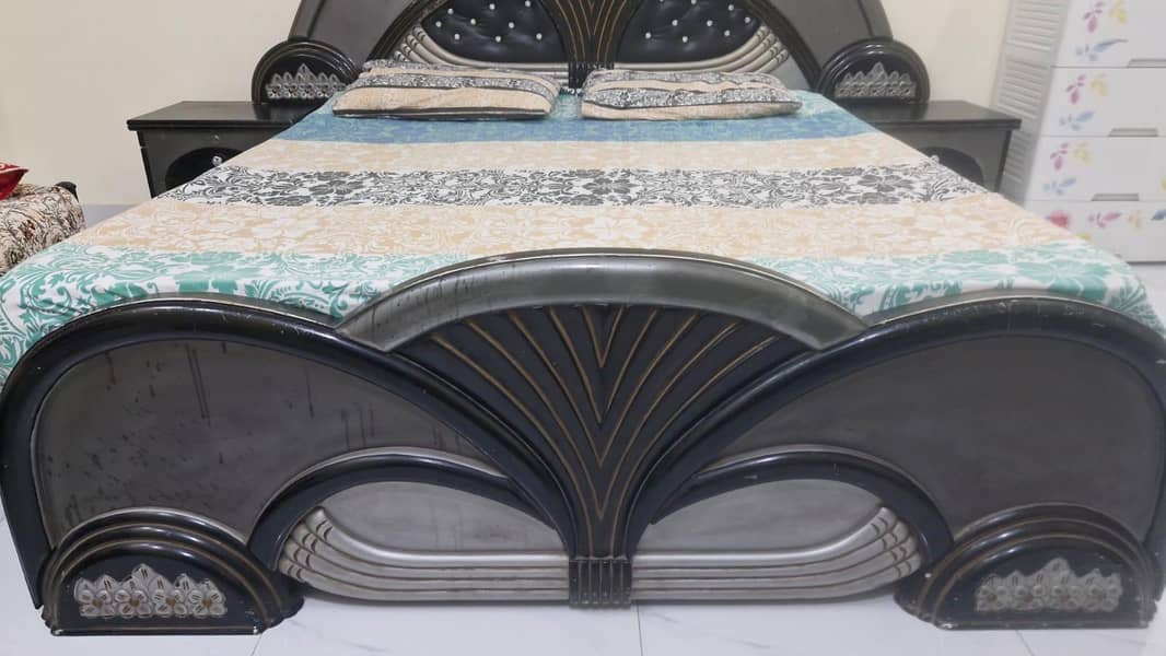 Bed,side tables with dressing 0