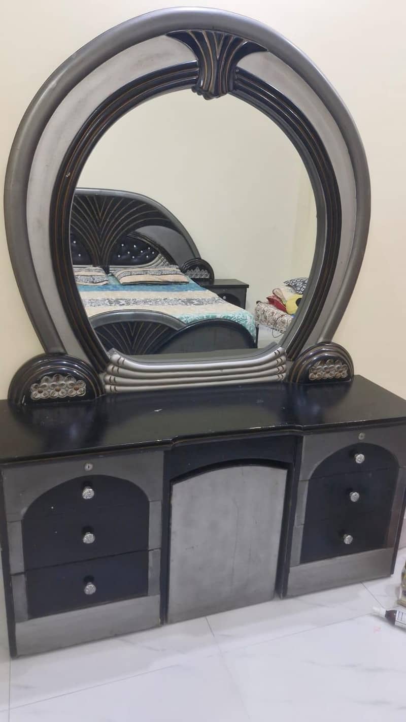 Bed,side tables with dressing 3
