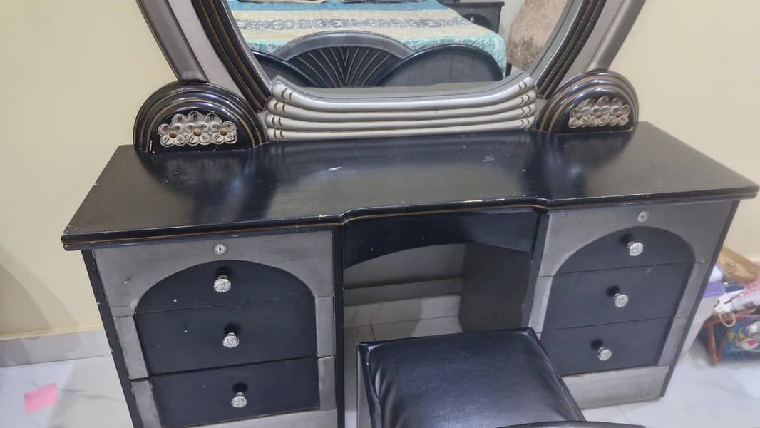 Bed,side tables with dressing 4