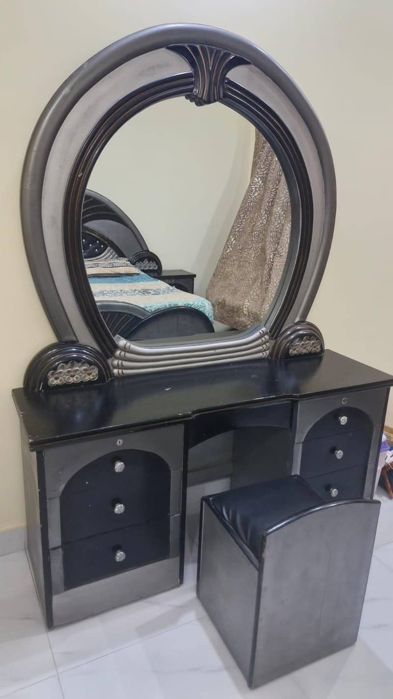 Bed,side tables with dressing 5