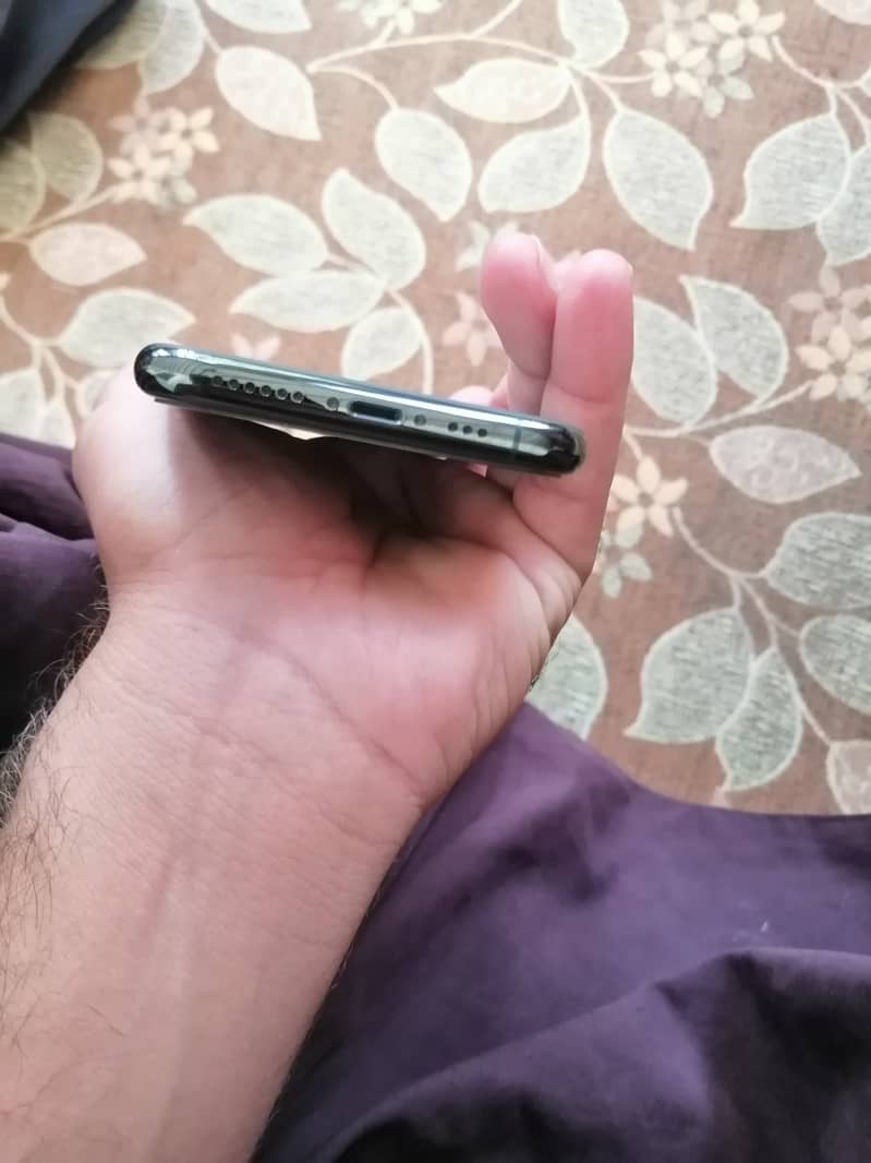 Apple iPhone 11 Pro 4
