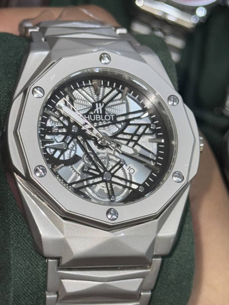 Men watch 0