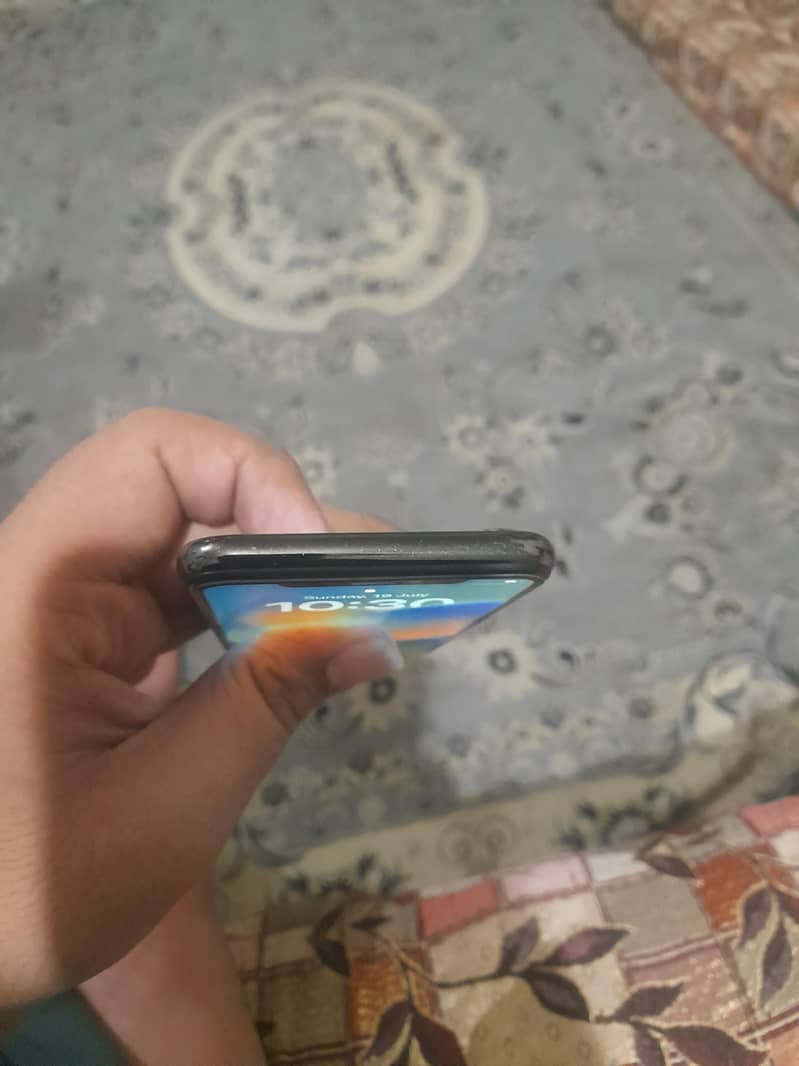 Apple iPhone X 4