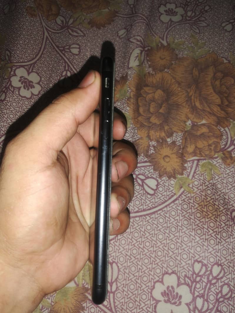 Apple iPhone 7 3
