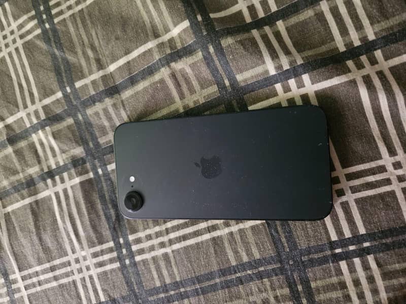Apple iPhone 16e 6