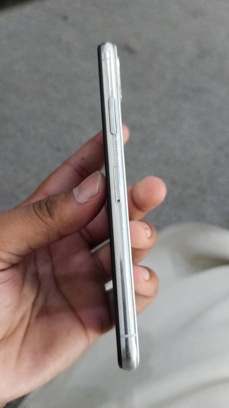 Apple iPhone X 4