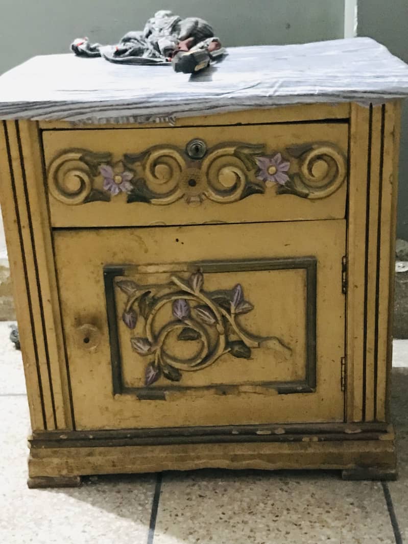 Bed , Dressing Table , Side tables 4