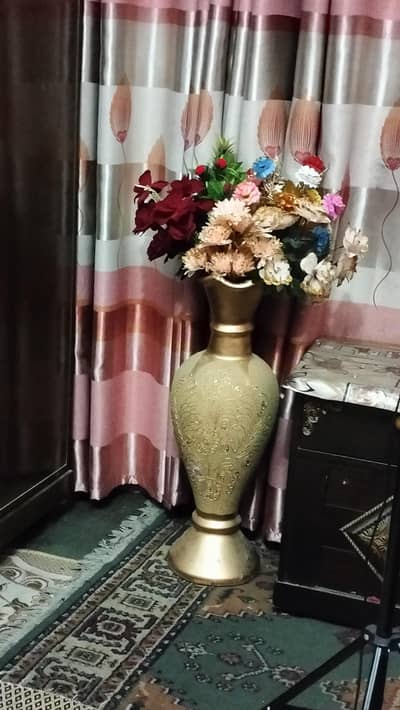 Beautiful and gracefull Golden Vase with beautiful Flower