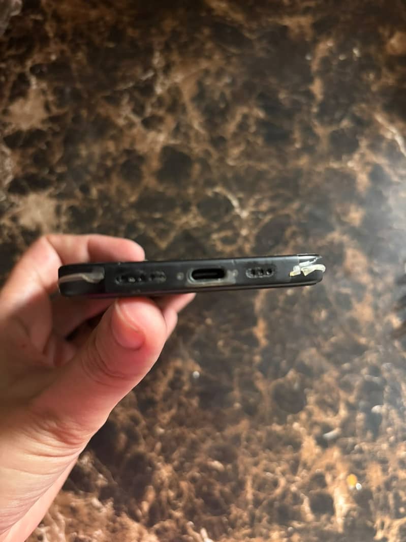 Apple iPhone 16 0