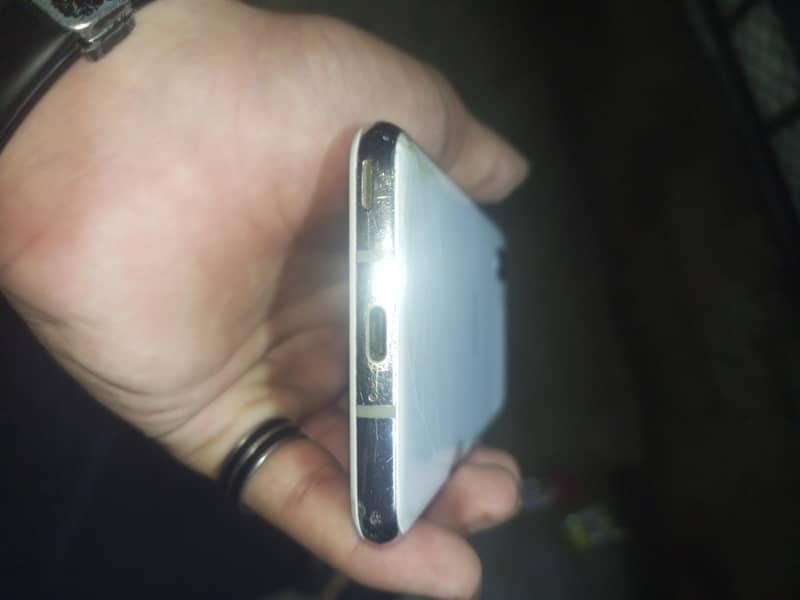 Sharp Aquos R2 4