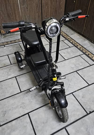 Electric scooty 3 wheeler good condition 10.10 (15 sy 20 din use)