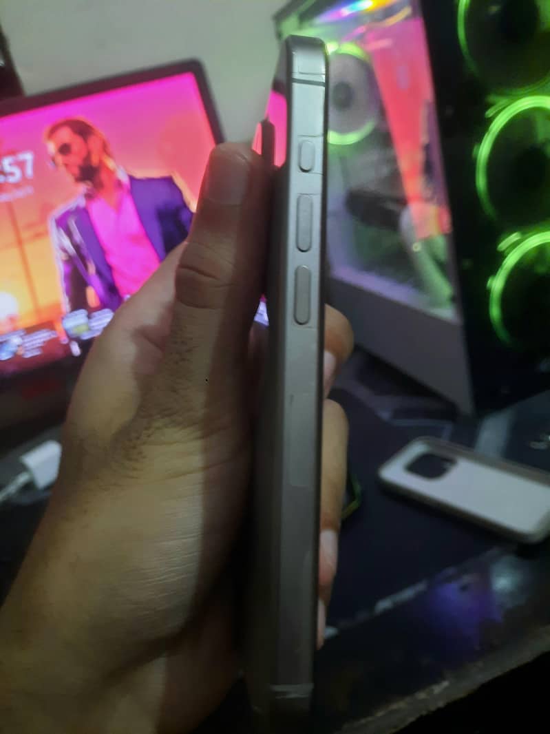Apple iPhone 15 Pro 4