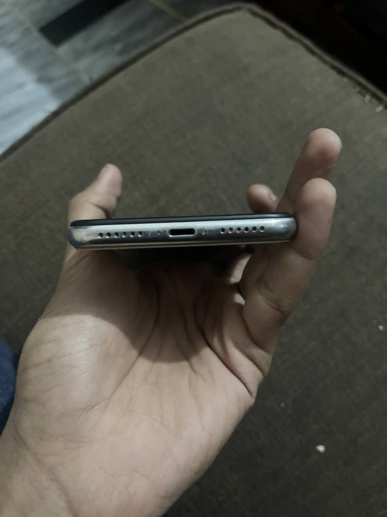 Apple iPhone X 4
