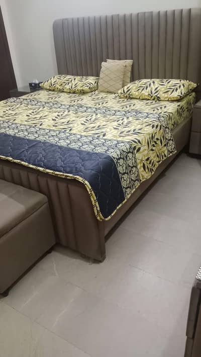 A complete bedroom set is available for sale in good condition,