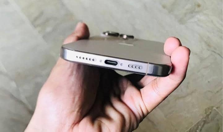 Apple iPhone 16 Pro Max 2