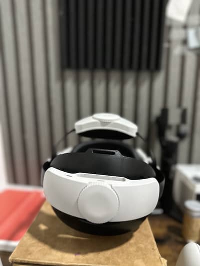 Oculus Quest 2 128GB Mint Condition - Comes with good head strap.