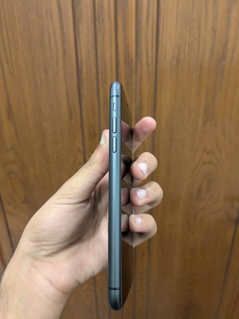 Apple iPhone 11 4