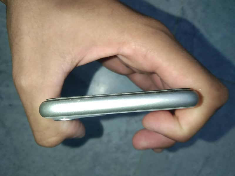 Apple iPhone 11 4