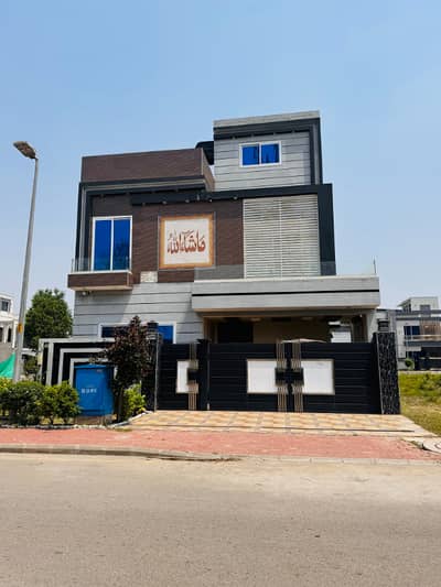 I SELL 8 MARLA LIKE BRAND NEW HOUSE IN BAHRIA ORCHARD LAHORE. PHASE 1 FACING PARK. FULL FURNISHED