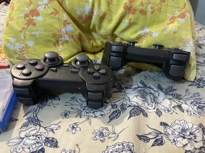 Ps4 2 cds tekken7 and cricket 22 and game stick X2