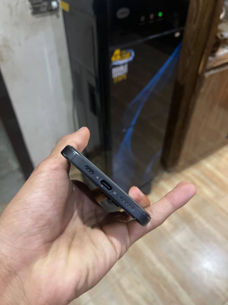 Apple iPhone 15 4