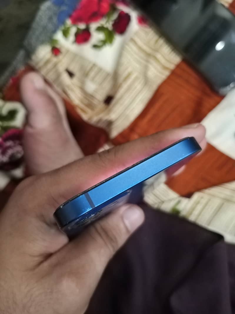 Apple iPhone 12 4