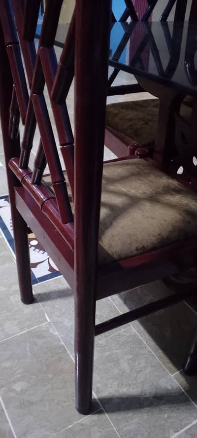 8 wooden dining chairs in good condition