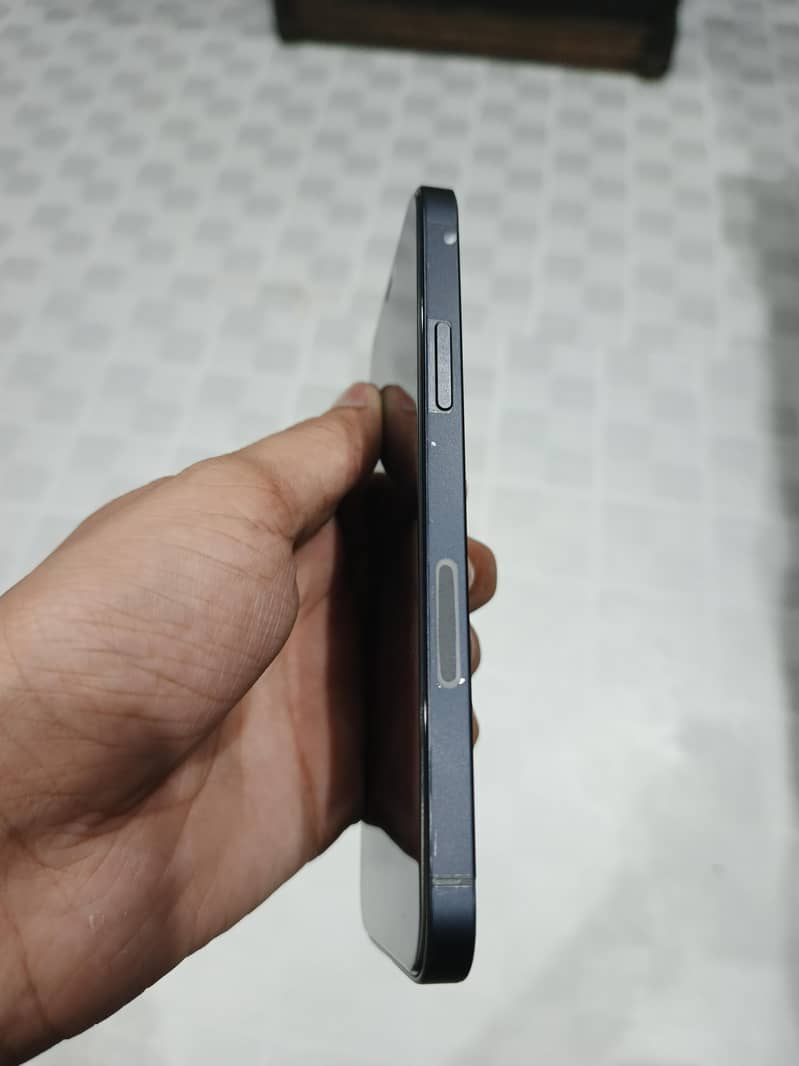 Apple iPhone 12 4