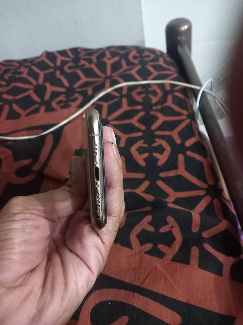 Apple iPhone 11 Pro 4