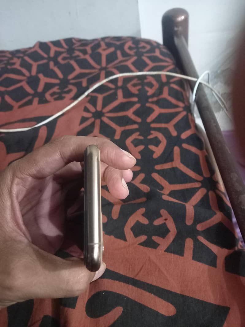 Apple iPhone 11 Pro 6