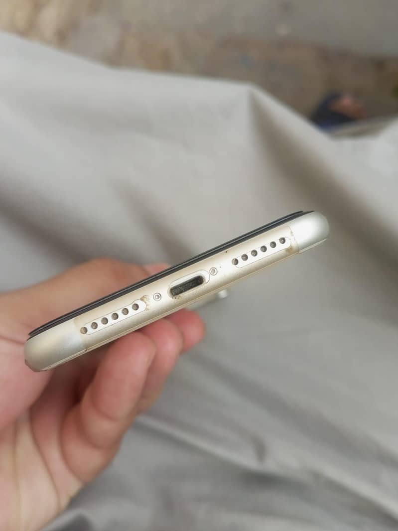 Apple iPhone 11 4