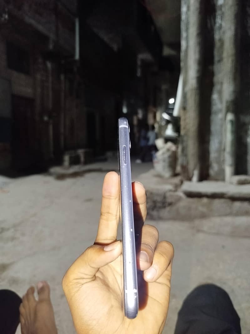Apple iPhone 11 4