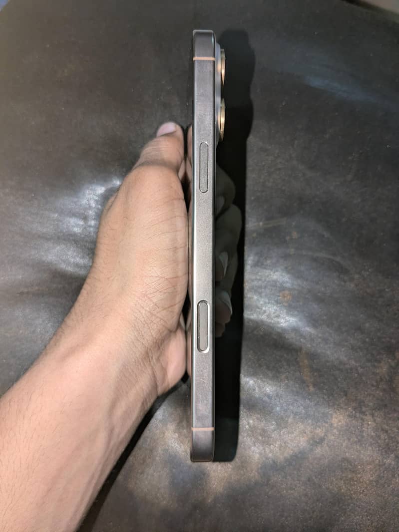 Apple iPhone 16 Pro Max 4