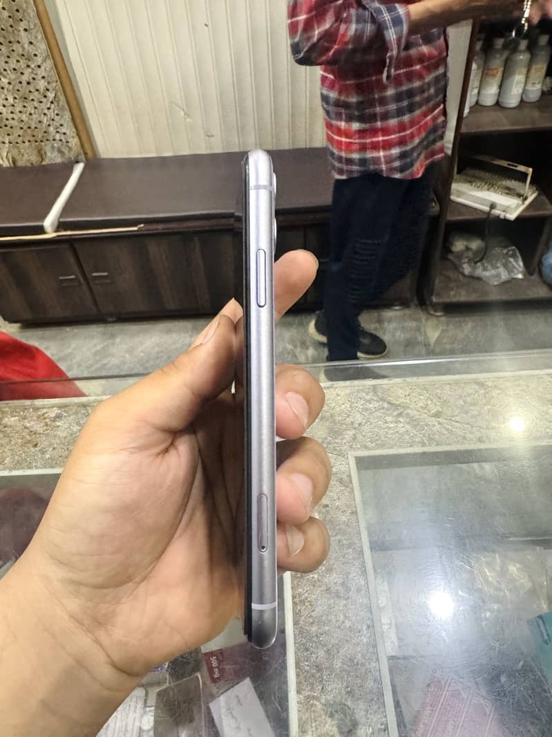 iPhone 11 3