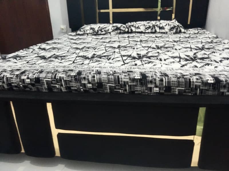 king Bed 0