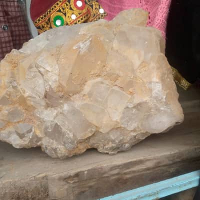 آپ یہ اشتہار استعمال کر سکتے ہیں: عنوان: قدرتی کوارٹز کرسٹل (Natural