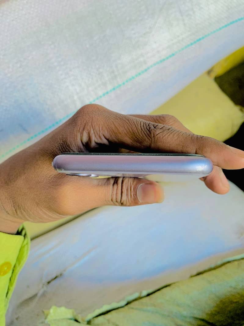Apple iPhone 11 3