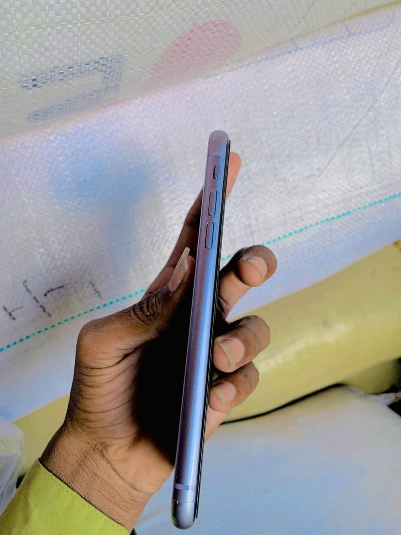 Apple iPhone 11 7