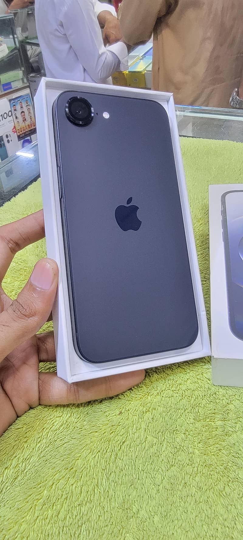 Apple iPhone 16e 0