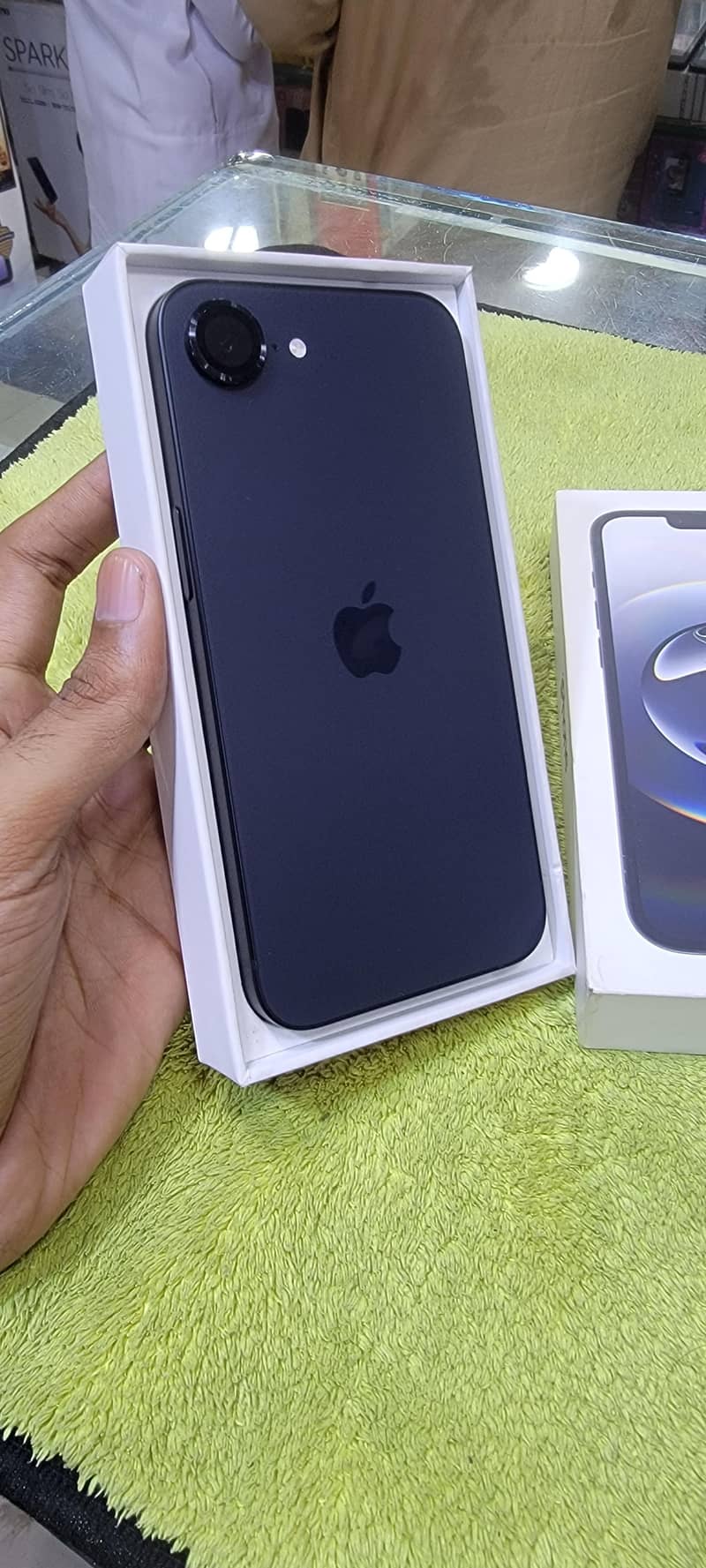 Apple iPhone 16e 1